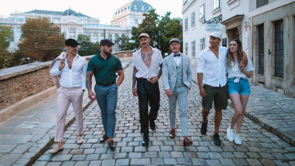 Youthful urban vibes: A trendy flat cap completes every look.