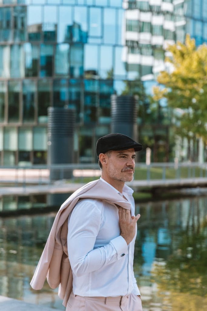Casual elegance: man with a flat cap"