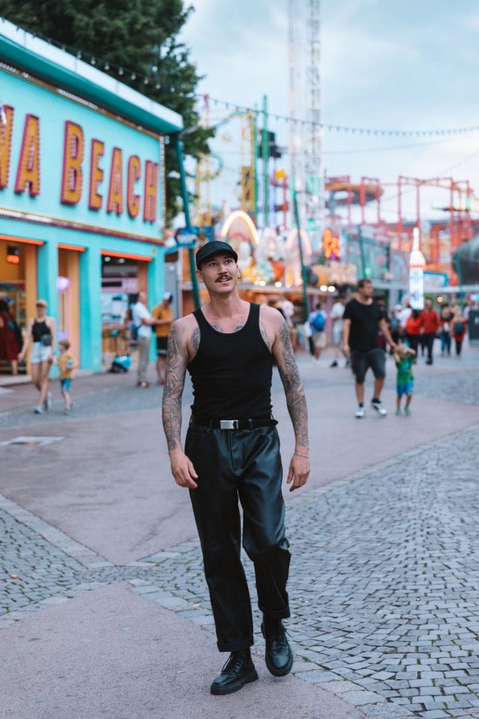 Effortlessly cool: A modern flat cap adds a touch of urbanity to this look